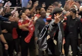 Jogador do United mostra dedo do meio à torcida: “Não me arrependo”