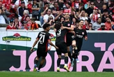 Vídeo: jogadores celebram classificação para Champions em posto