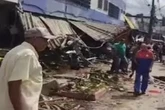 Caminhão sem controle sobe calçada, atinge lojas e deixa um ferido