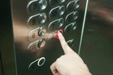 Mulher é indenizada após elevador despencar 3 andares em Águas Claras