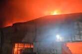 Incêndio de grandes proporções atinge galpão no Rio. Vídeo