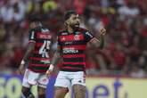 Flamengo vence o Athletico-PR com gol de Gerson no fim e volta ao G-4