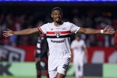 São Paulo bate Vitória e ganha pela quinta vez seguida no Brasileirão