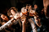 Onde brindar o Dia da Cerveja em Brasília com promoções “geladas”