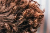 Lisos ou cacheados? Entenda como os tipos de cabelo são definidos