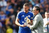 Jamie Vardy desembarca na Itália com festa de torcedores do Cremonese