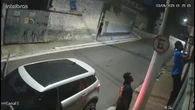 Ex-Santos e São Paulo chuta portão de casa da namorada : “Te mato”