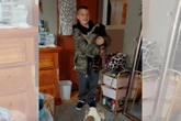 Mãe entra em pânico ao ver filho com animal selvagem em casa. Entenda