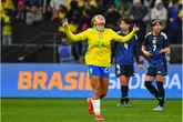 Dudinha brilha e garante vitória da Seleção em amistoso