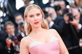 A inusitada coincidência entre Scarlett Johansson e a banda AC/DC