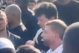 Diniz e Pedrinho conversam com torcida do Vasco durante protesto. Veja