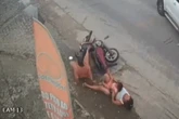 Duas mulheres e uma criança caem de moto após colisão com carro. Vídeo