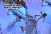 Bebê só caminha quando não tem ninguém olhando, mas é pega no flagra