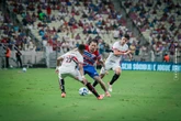 Com um a menos, São Paulo vence Fortaleza e encosta no G6