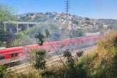 Vídeo: fogo atinge mata próxima a trilhos da CPTM em Perus. Veja