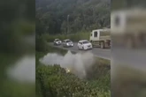 Mulher se afoga ao veículo sair da pista e cair em vala. Vídeo
