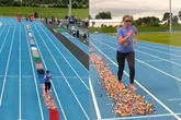 Mãe viraliza ao correr descalça por 100m cobertos de peças de Lego