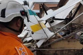 Avião de pequeno porte cai sobre casa em Goiânia; piloto é socorrido