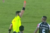 Vídeo: árbitro expulsa jogador por engano e volta atrás na decisão