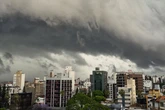 Após temporal atingir RS, moradores de Porto Alegre estão 15h sem luz