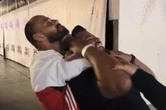 Lutador brasileiro se empolga em brincadeira e “apaga” fã. Vídeo