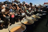 Forças israelenses matam 51 palestinos que aguardavam ajuda em Gaza