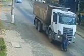 Vídeo: cadeirante fica preso em para-choque de caminhão e é arrastado
