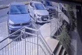 Carro do DER perde controle em via do Noroeste e quase invade pilotis. Vídeo