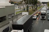 Marginal Tietê: acidente com caminhões bloqueia pista e deixa 1 ferido