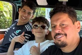 Marcos Araújo posa com os filhos e se declara: “Maior riqueza”