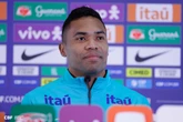 Alex Sandro revela bastidores da relação com Vitor Roque na Seleção