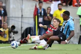 Flamengo leva empate de Grêmio e perde chance de disparar na liderança