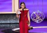 Vídeo: atriz vencedora do Emmy leva tombo e deixa troféu cair