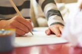 Menino de 6 anos desenha a família e tia repara em detalhe curioso