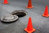 Novacap é condenada após acidente causado por tampa de bueiro solta