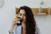 Chá antioxidante potencializa a queima de gordura e promove saciedade