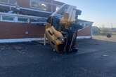 Vídeo: ônibus vai parar em telhado de escola após tornado nos EUA