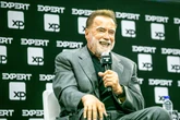 Hasta la vista, baby: Schwarzenegger é aclamado por faria limers em SP