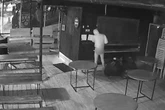 Vídeo: assaltante invade bar em SP, tira as calças e rouba garrafas