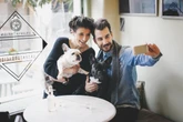 58% dos solteiros já curtiram alguém por ver foto de pet no perfil