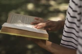 Romance cristão vira tendência literária com tramas de fé e recomeços