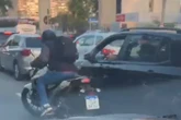 Vídeo: homem desarma assaltante e atira pela janela do carro