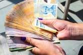 Mulher recebe por engano R$ 2,4 milhões e gasta tudo em um dia