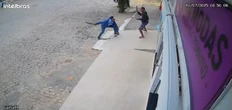 Vídeo: homens são flagrados lutando com facões. Ambos ficaram feridos