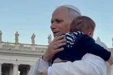 Papa Leão X abraça bebê do interior de SP: “Momento especial”. Vídeo