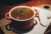 Sopa de fubá com carne moída é o melhor jantar em noites frias; veja