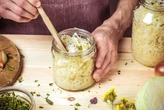 Por que você deveria comer chucrute e outros alimentos fermentados