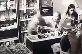 SP: vídeo mostra momento em que homem ataca a facadas ex-mulher em bar