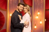 Camila Queiroz e Klebber Toledo anunciam gravidez do primeiro filho