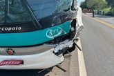 Batida de frente entre ônibus com fiéis e carro deixa um morto em SP
